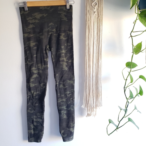 Look At Me Now Seamless Legging in Green Camo SPANX Medium high rise olive - Picture 2 of 8